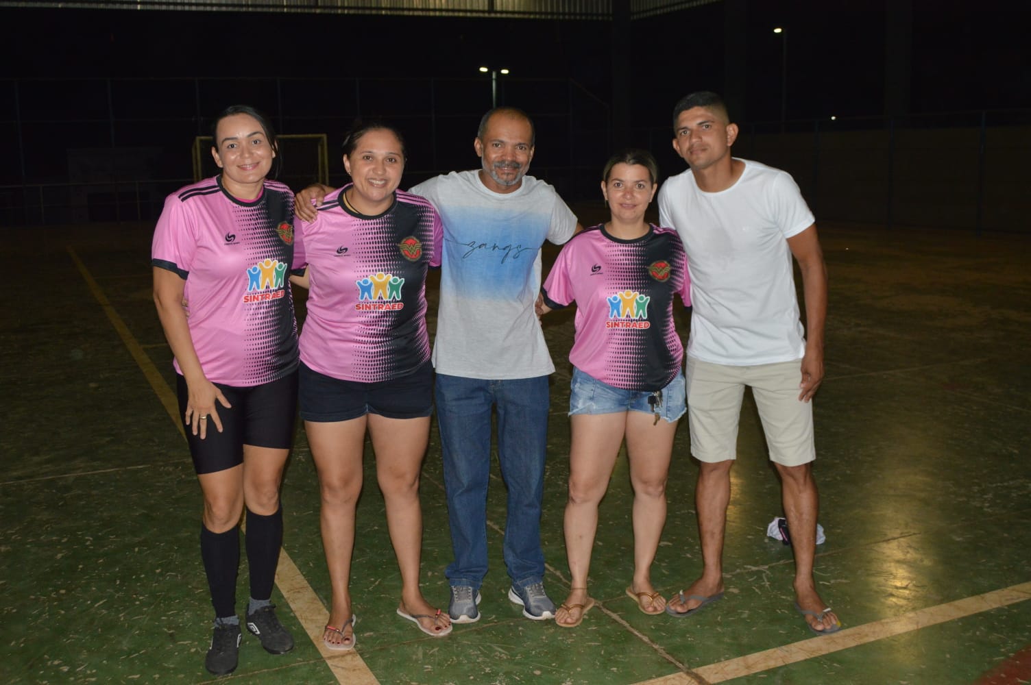 PRESIDENTE DO SINTRAED ENTREGA EQUIPAMENTO PARA TIME DE FUTEBOL FEMININO EM MATOES